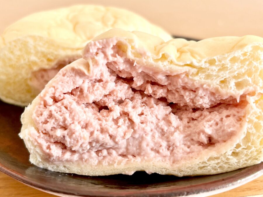 清川屋のいちご生クリームパン