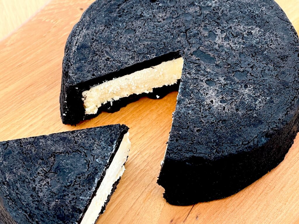 ラ・ファミーユのまっ黒チーズケーキ